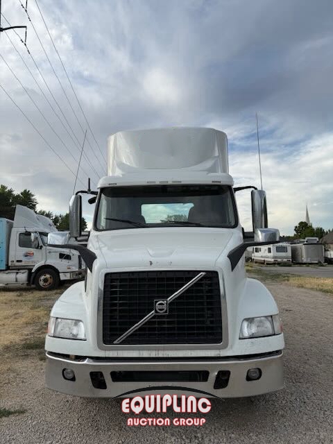 2017 VOLVO VNM DAY CAB (A51222)
