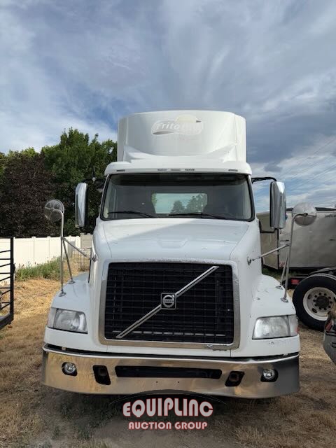 2017 VOLVO VNM DAY CAB (A51222)