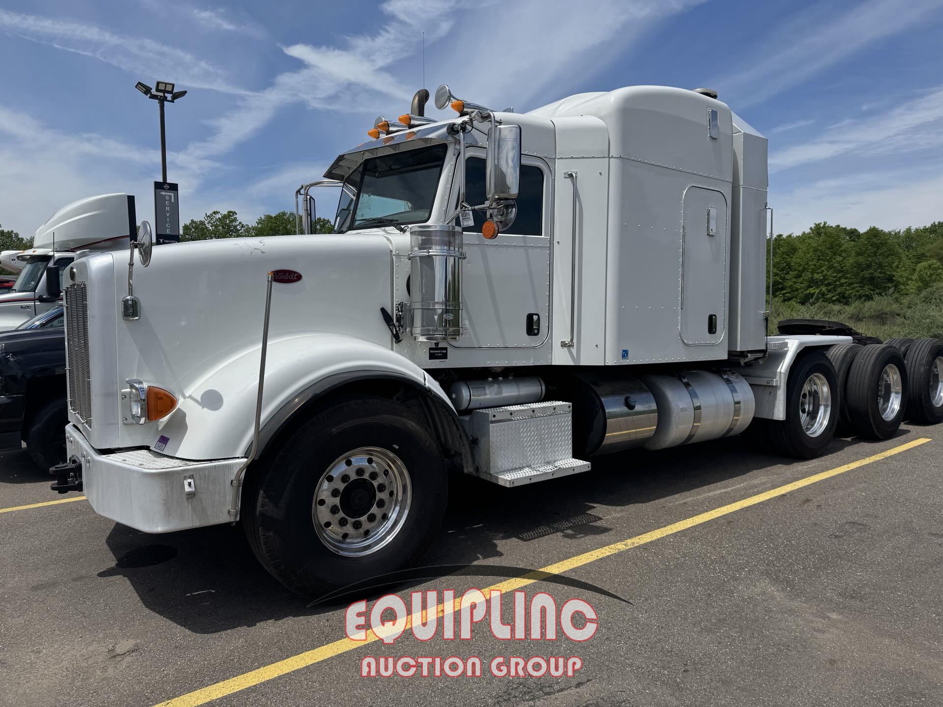 2015 PETERBILT 367 TRI AXLE HEAVY HUAL SINGLE BUNK SLEEPER (A45678)