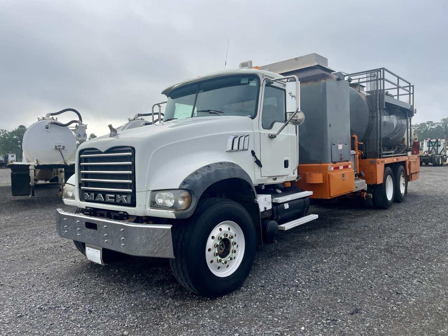2008 MACK GRANITE HOT OIL (A50854)