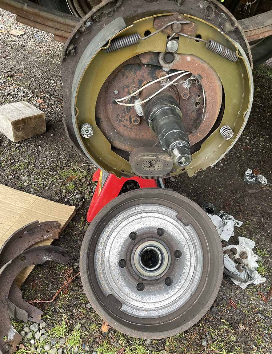 dexter brake new shoes and seal right rear Nov'24.jpg