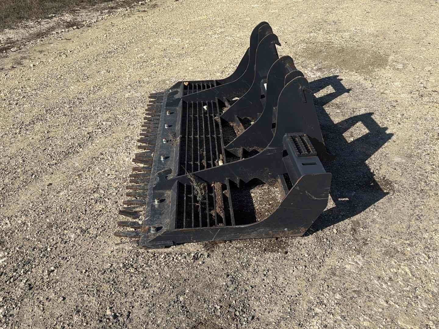 SKID STEER ATTACHMENT SIFT BUCKET (A58216)