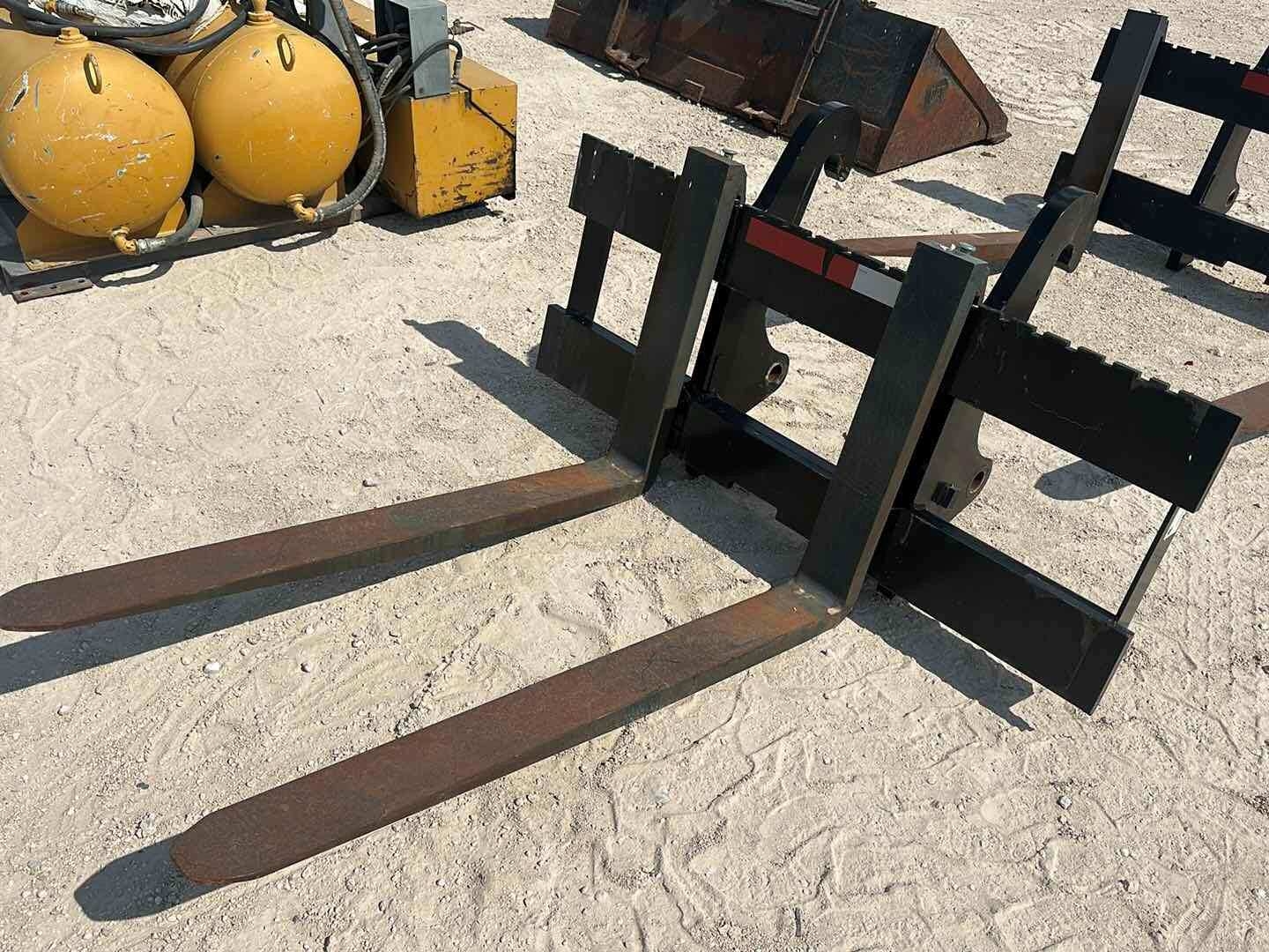 CAT FORKS W/ QUICK COUPLER (A52472)