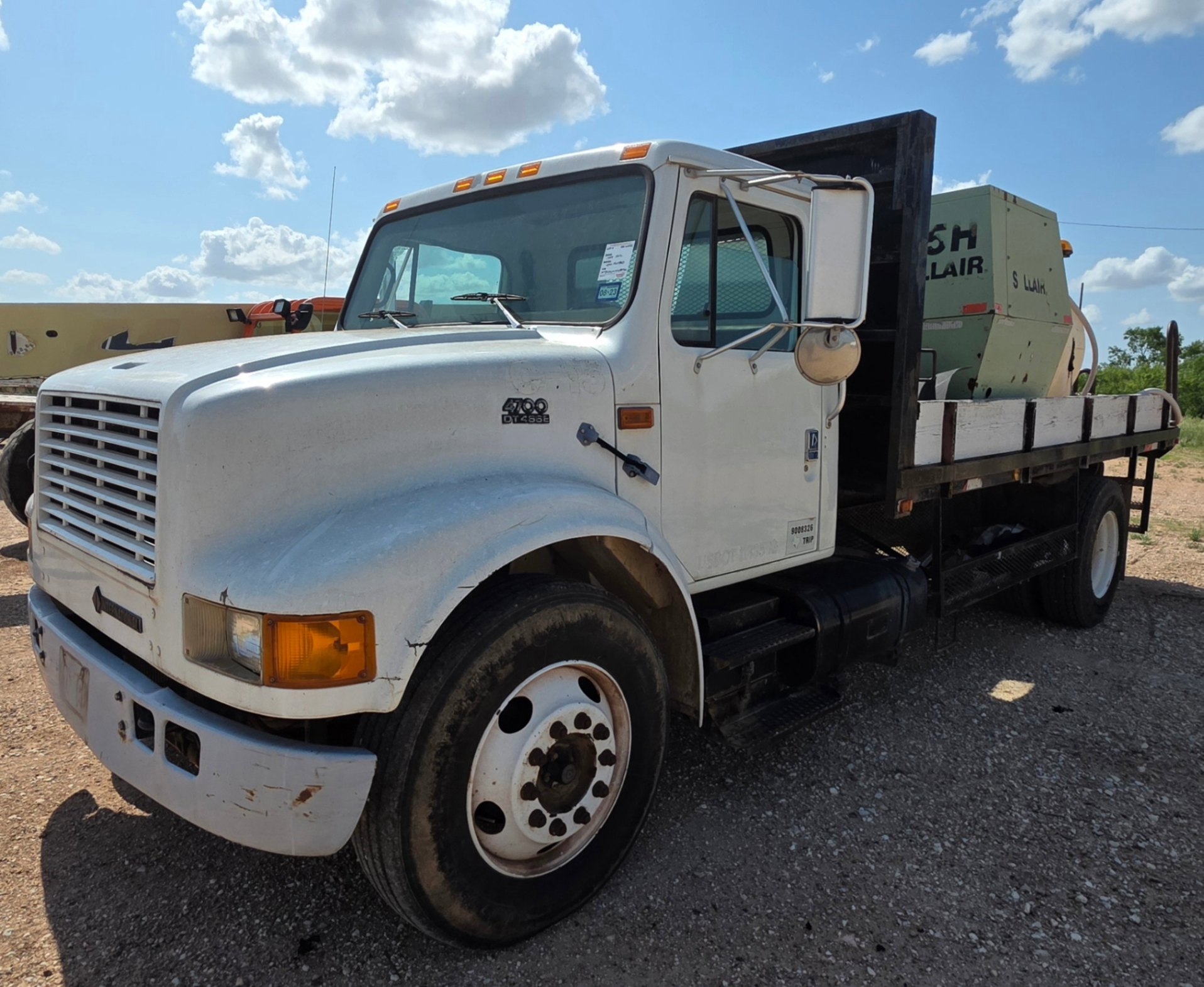 1999 INTERNATIONAL 4700 FLATBED TRUCK (A48992)