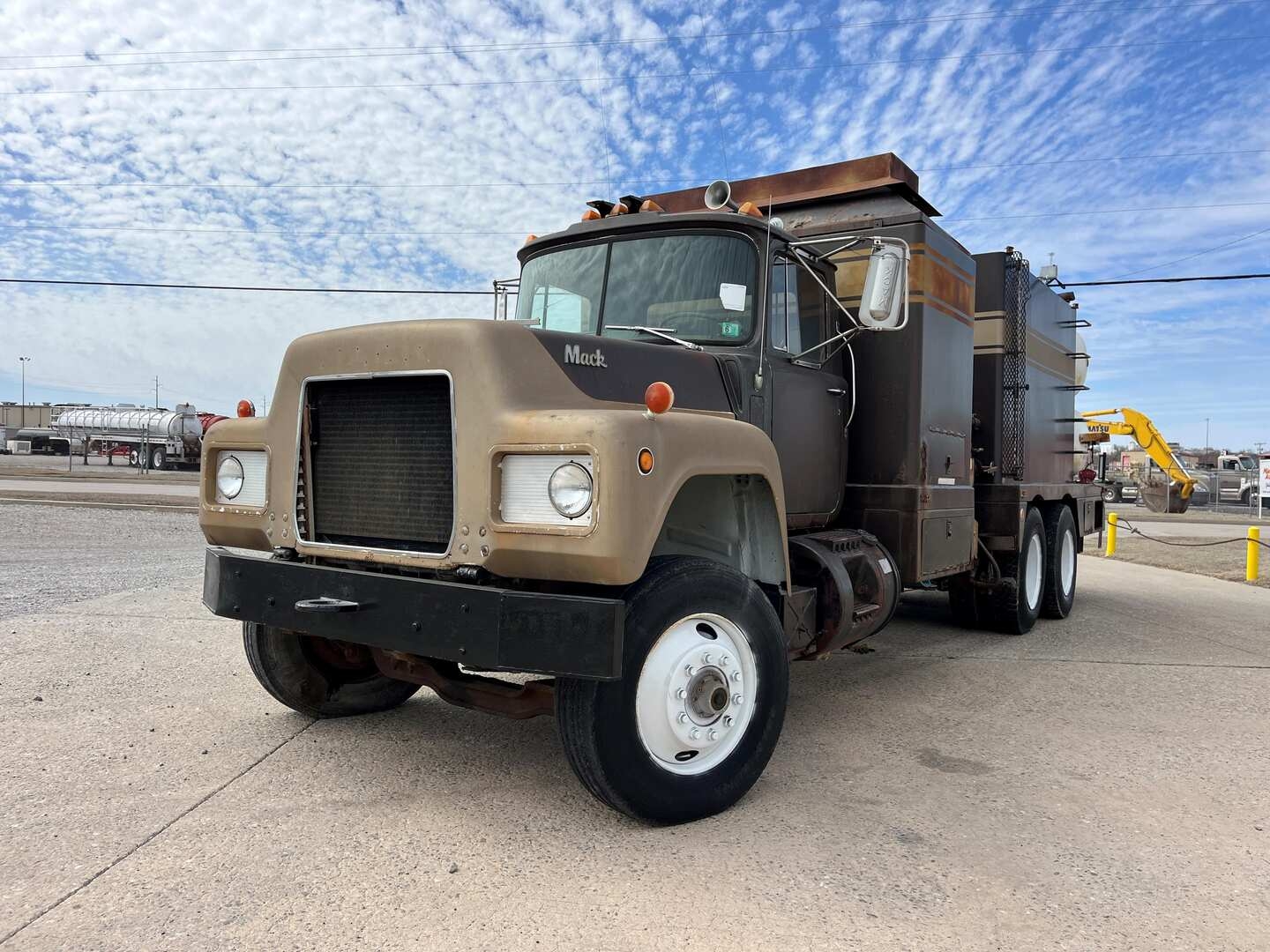 1982 MACK RD685S HOTOILER (A52472)