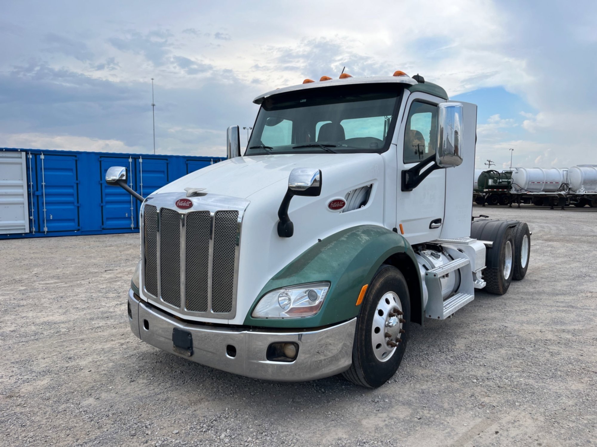 2017 PETERBILT 579 DAYCAB (A53843)