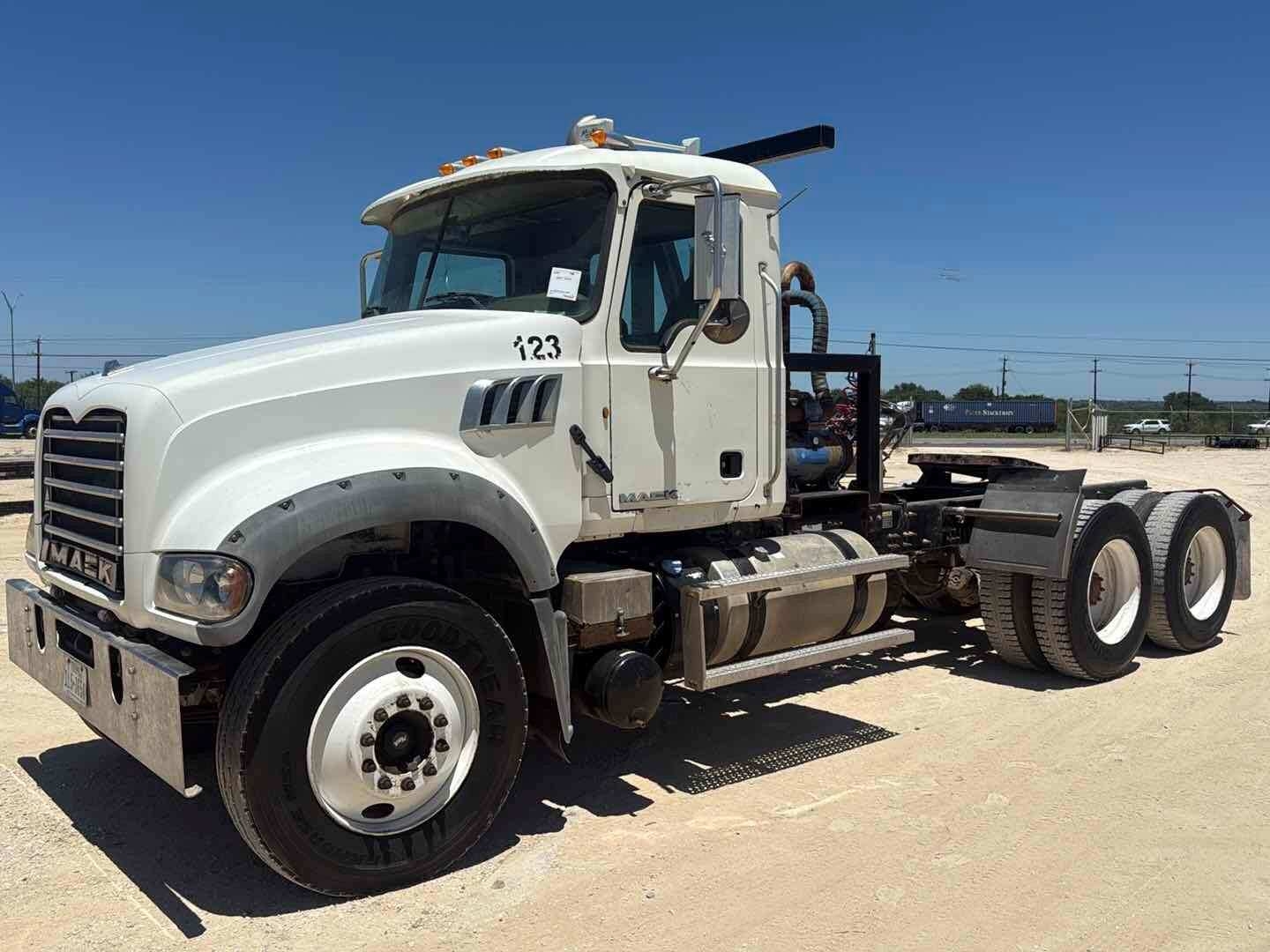 2013 MACK GU (GRANITE) (A52472)