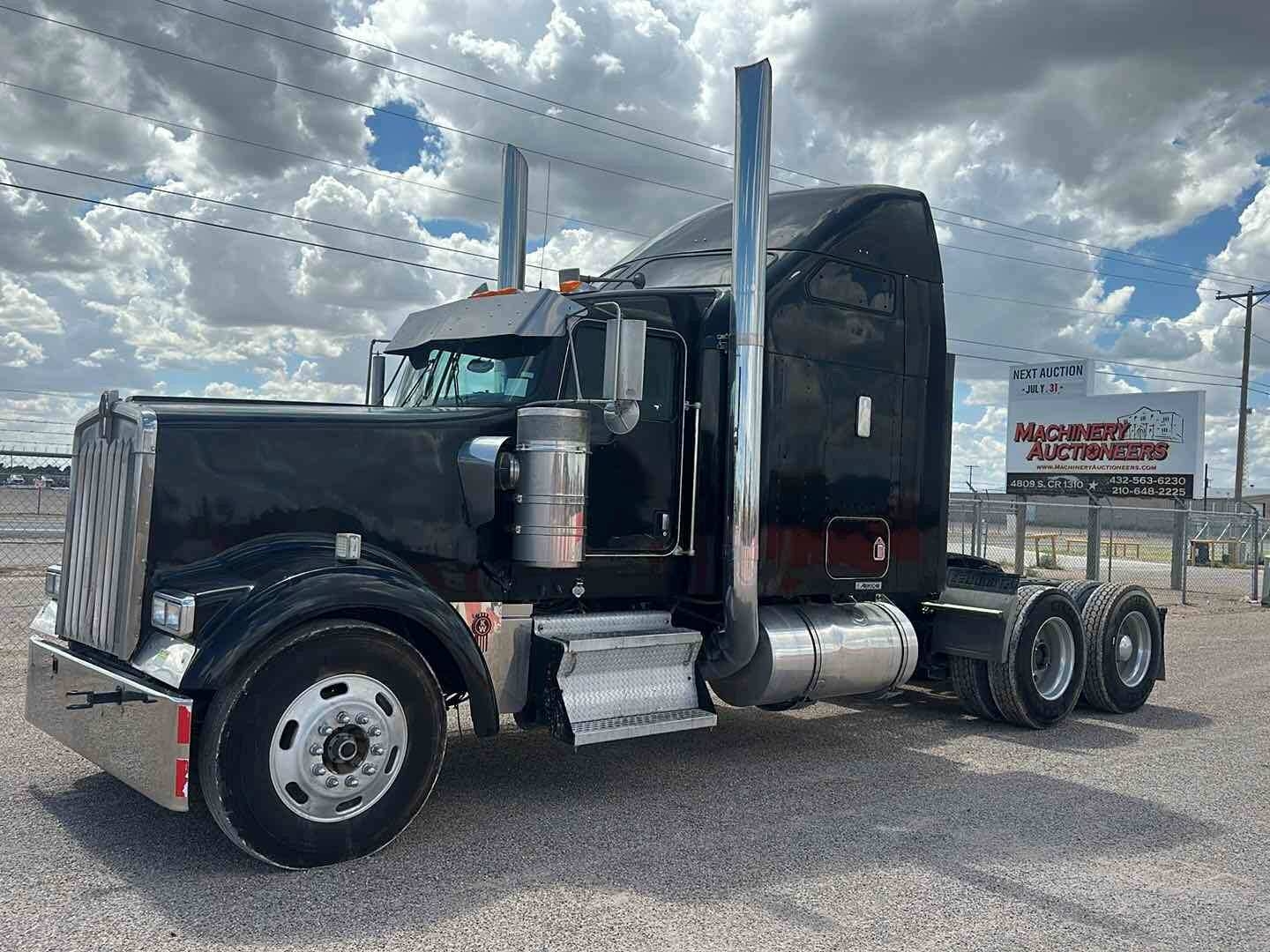 KENWORTH W900 (A50854)