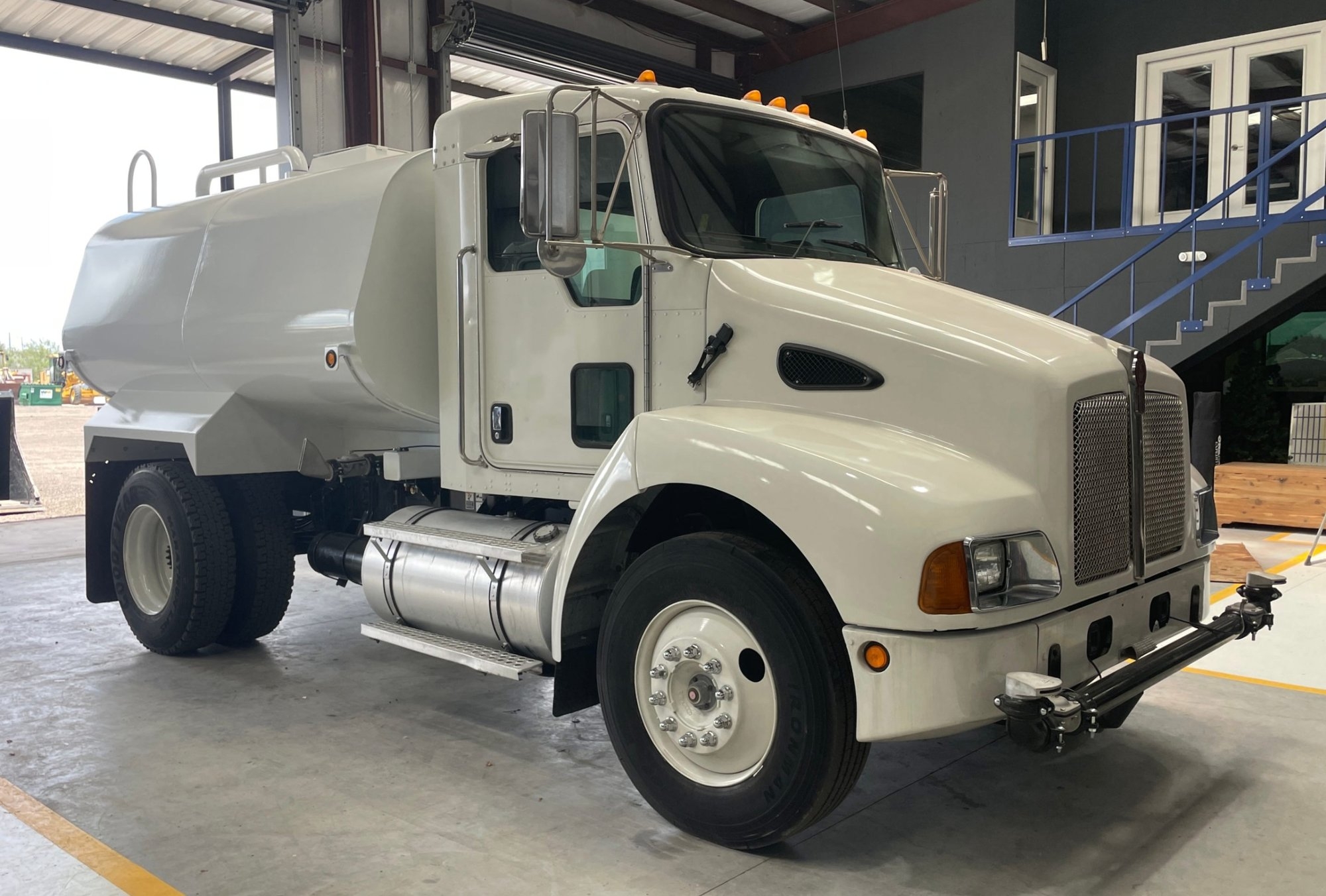 2005 KENWORTH T300 (A52472)