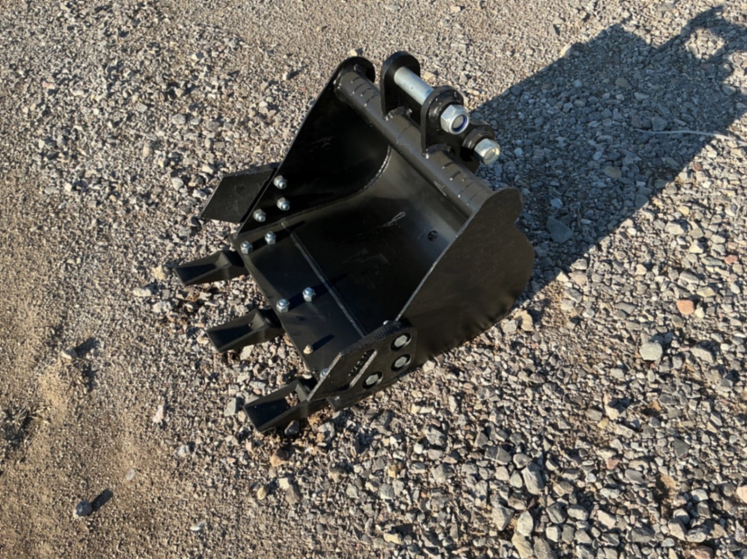 TOOTHED BUCKET ATTACHMENT FOR MINI EXCAVATOR (A58216)