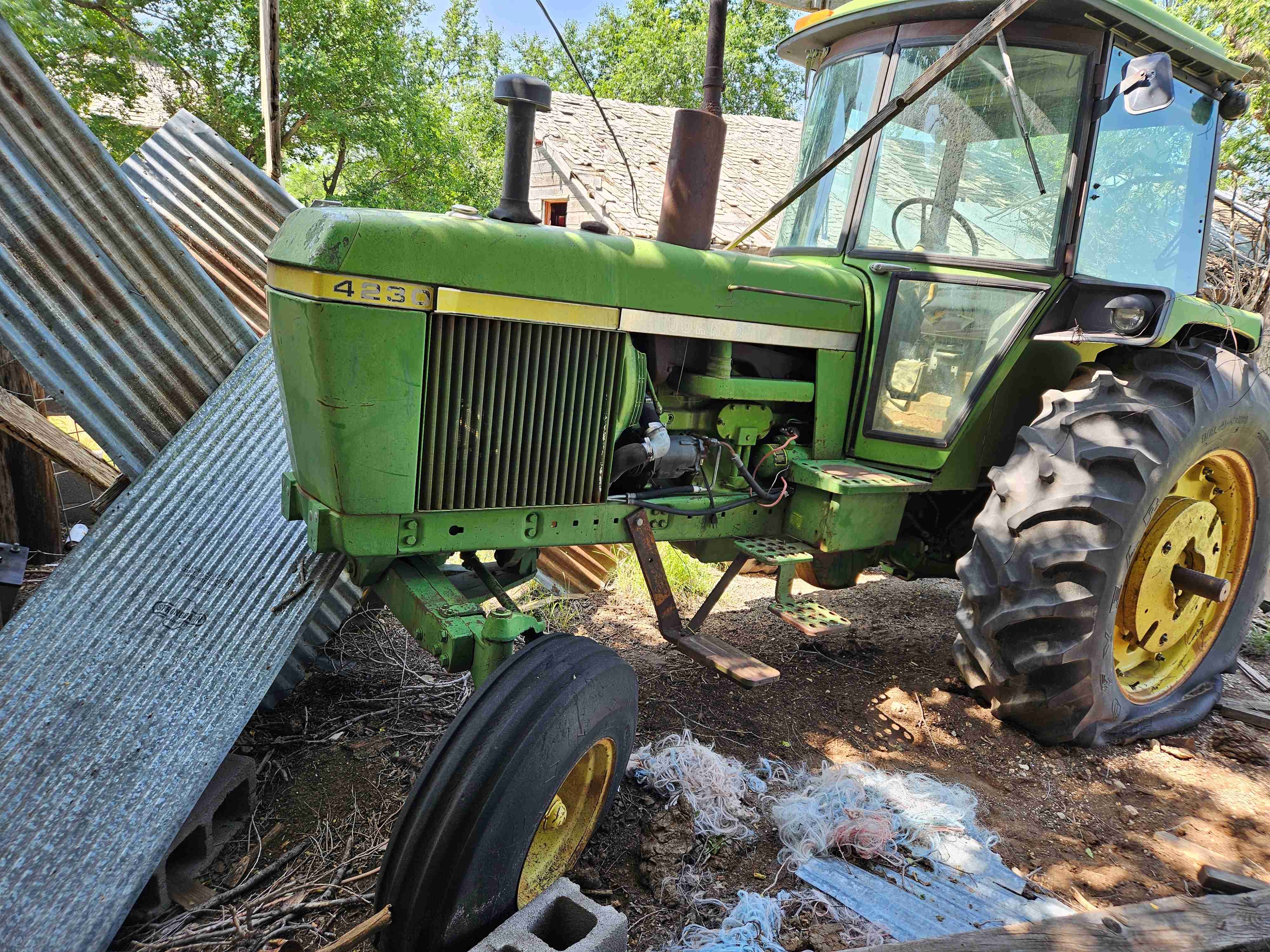 John Deere 4230 Front Left.jpg
