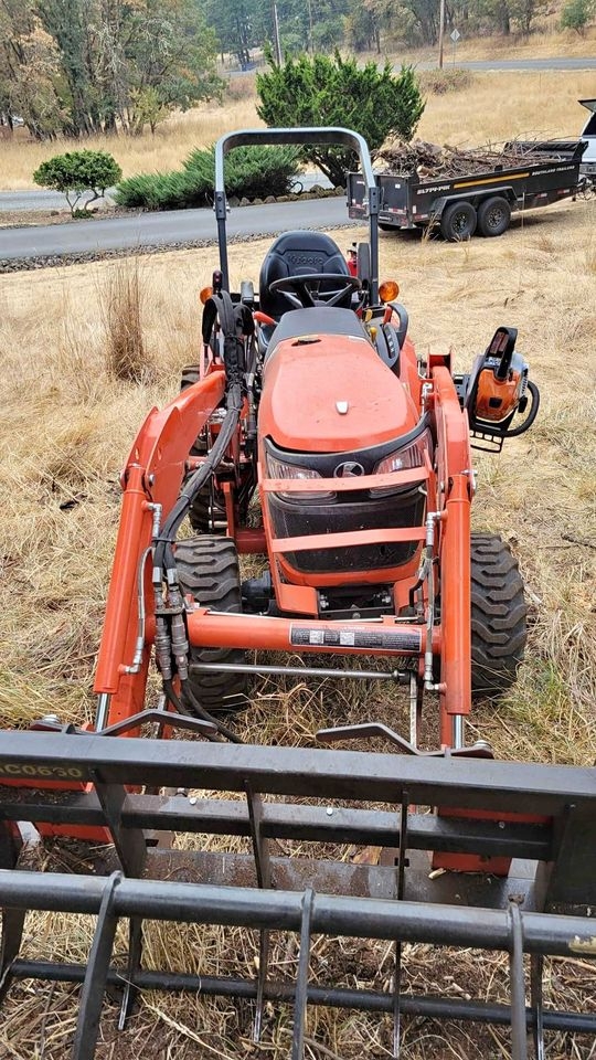 KubotaLoader B2601 LA435.jpg