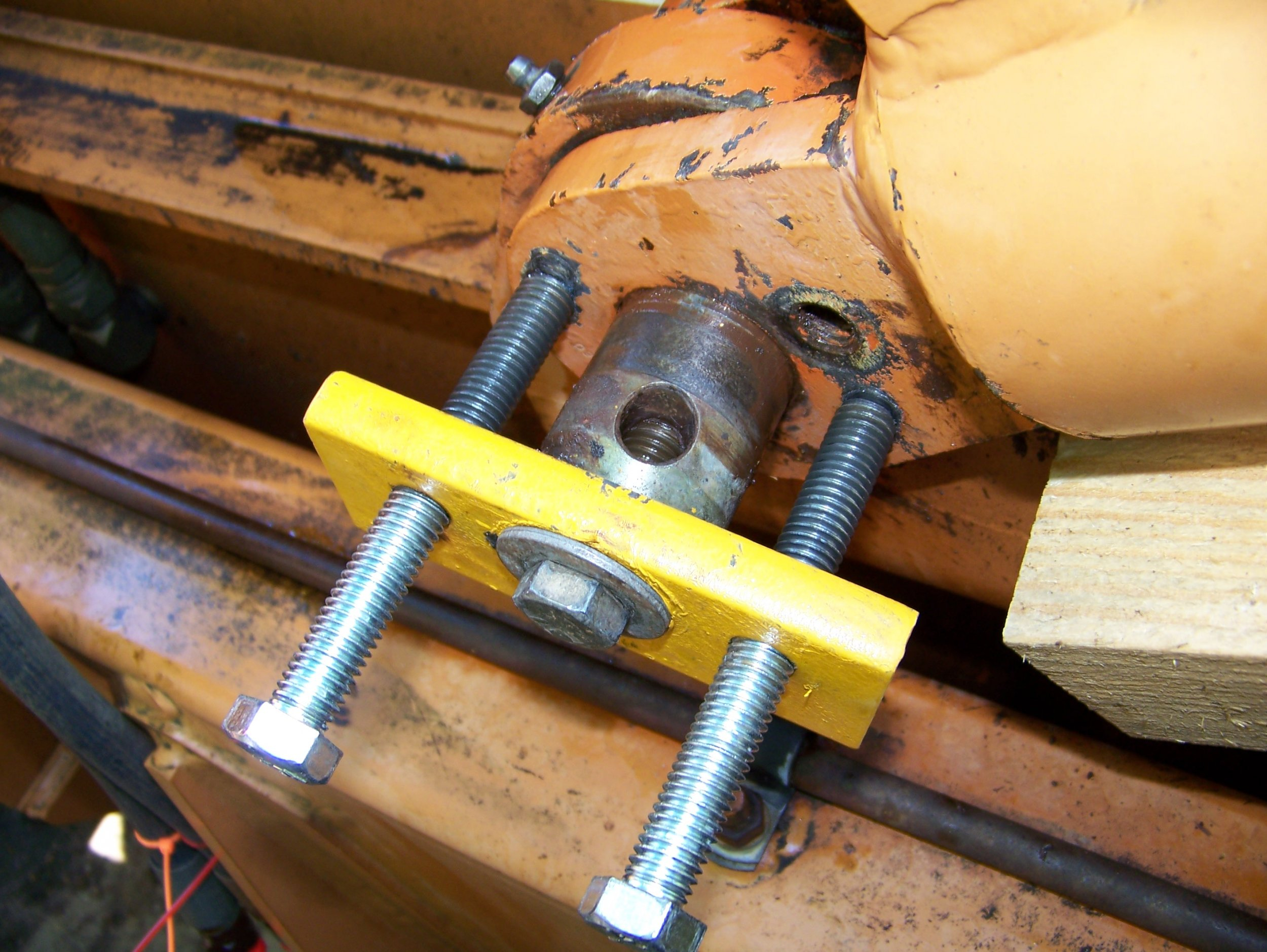 Lull Slave Cylinder Junkyard Pin Puller Working.jpg
