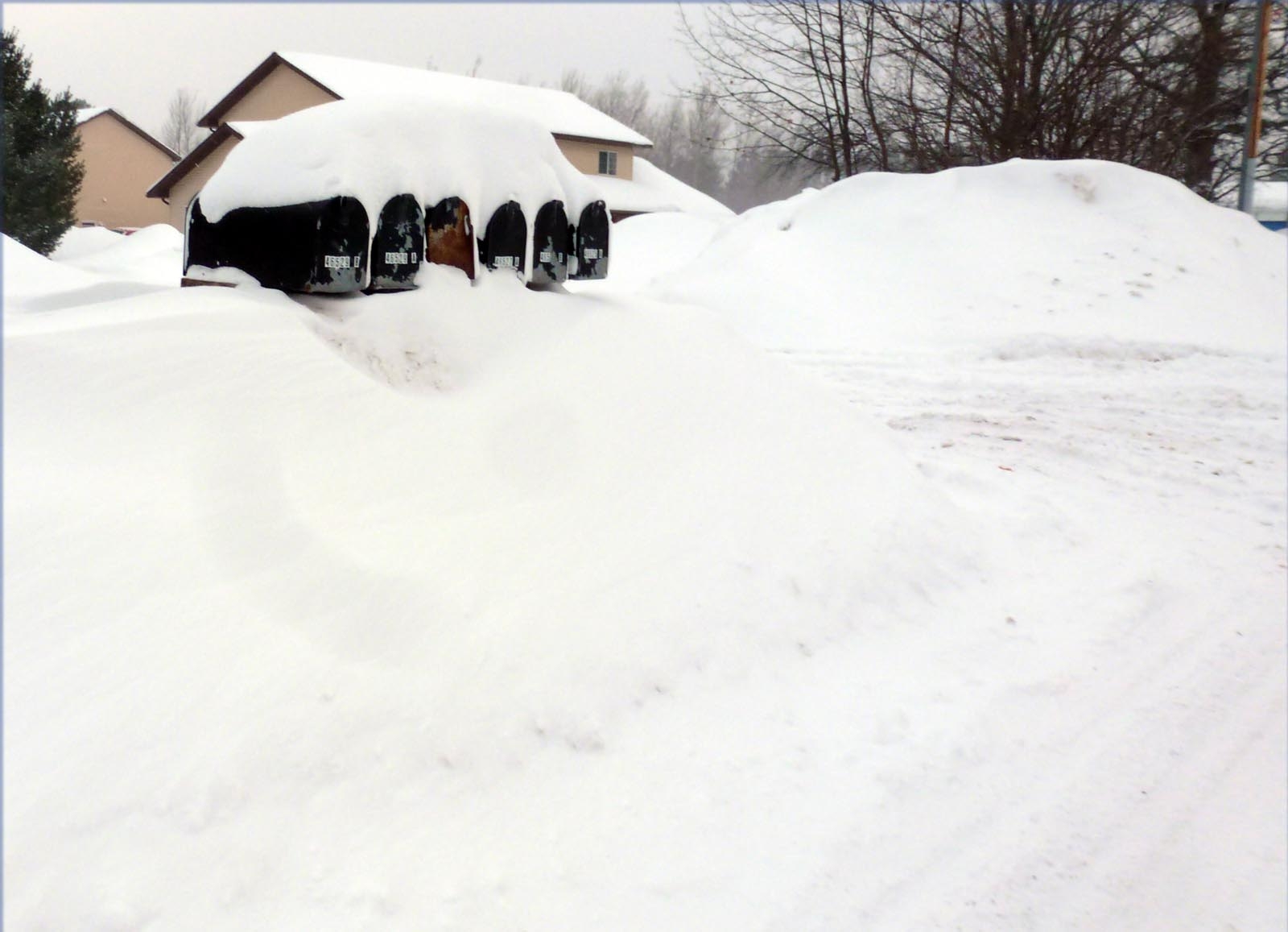 mailboxsnow989.jpg