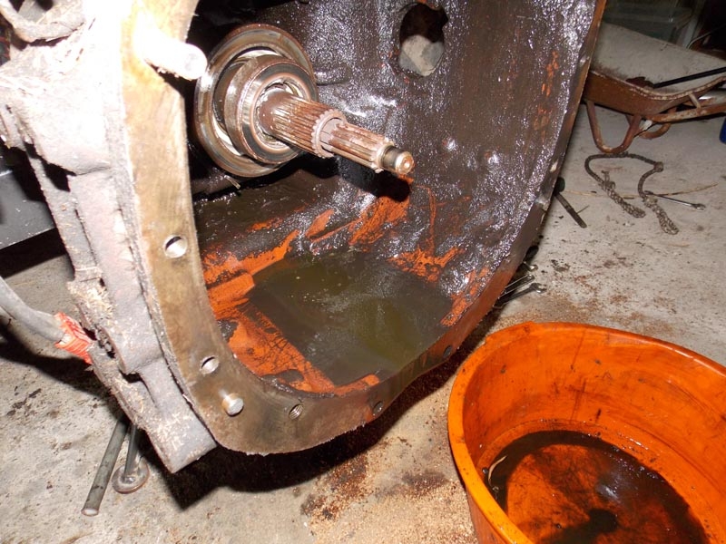 pooled oil bell housing SAME Mercury 85.jpg