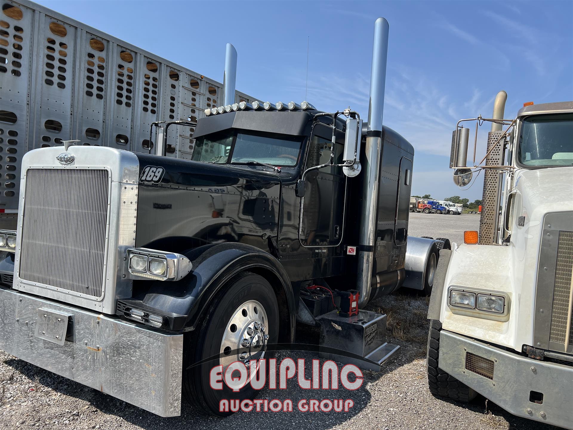 2005 PETERBILT 379 TANDEM AXLE SLEEPER (A56138)