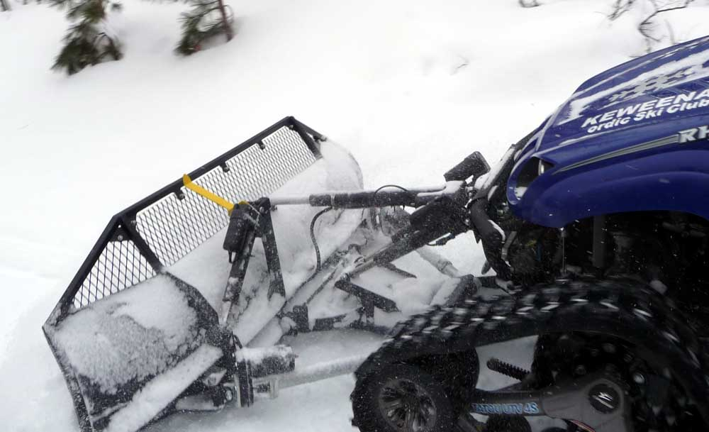 Rhino live, pushing snow (DL).jpg