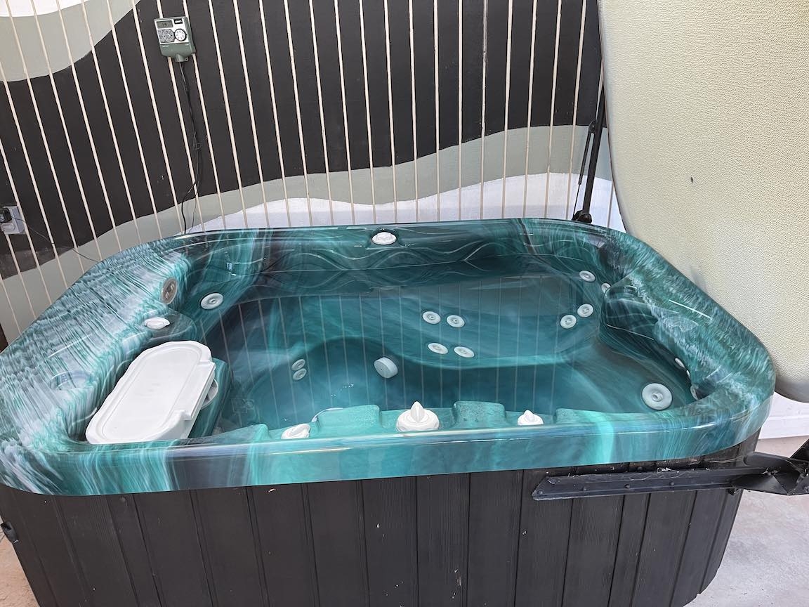 shadyGlenHotTub.jpg