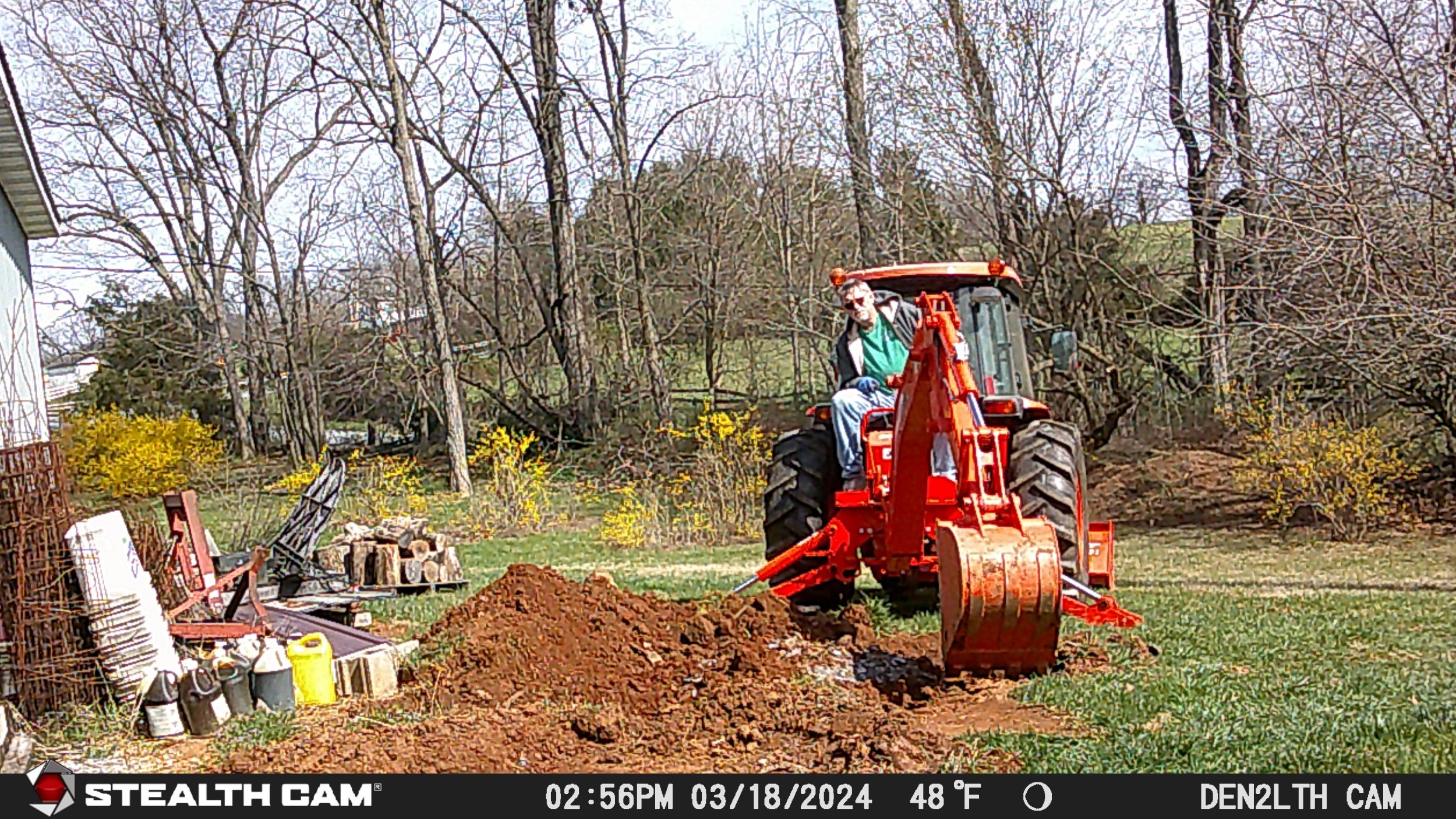 STC_2552--diggingBH92.JPG