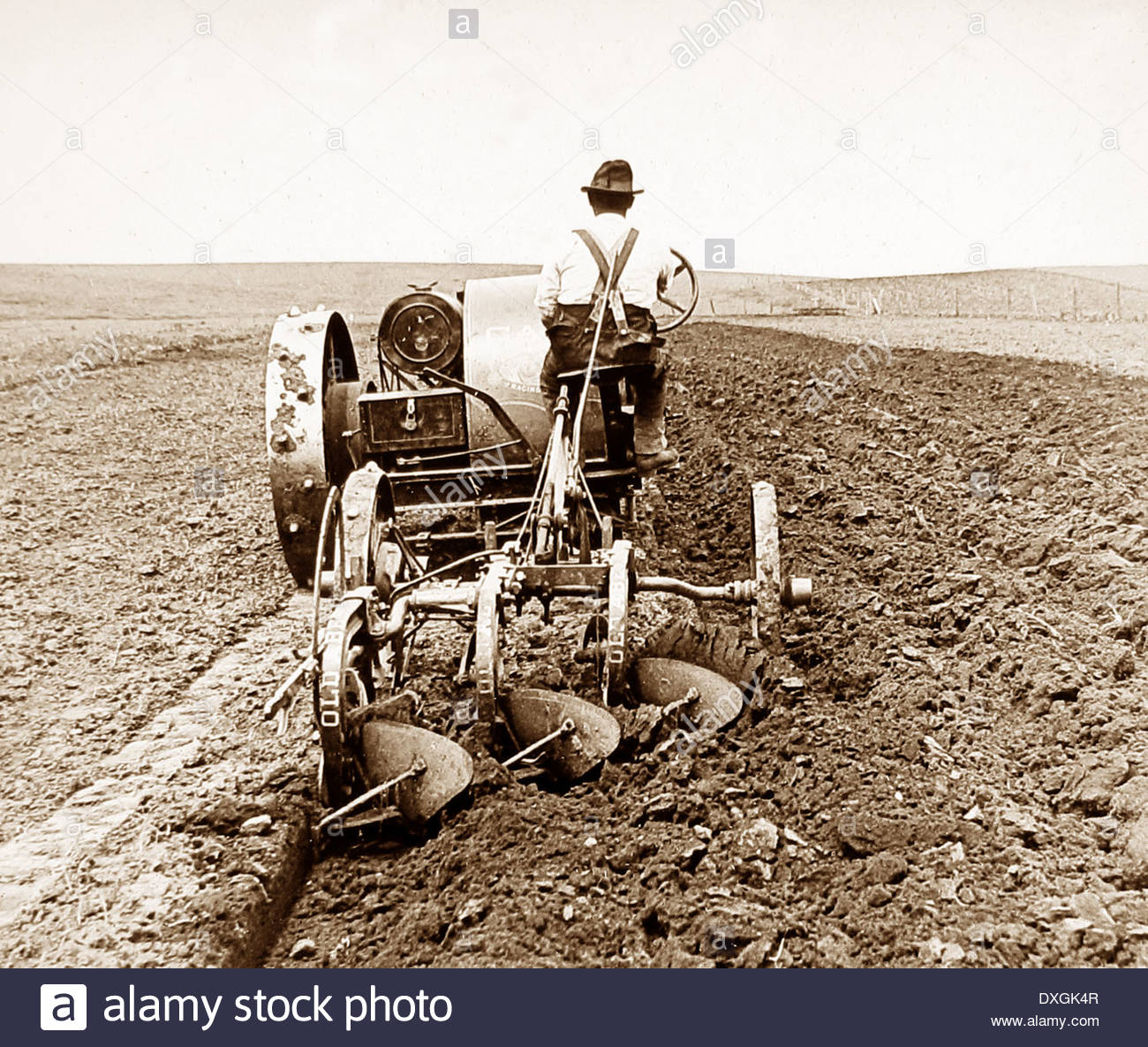 tractor-plowing-south-dakota-usa-early-1900s-DXGK4R.jpg