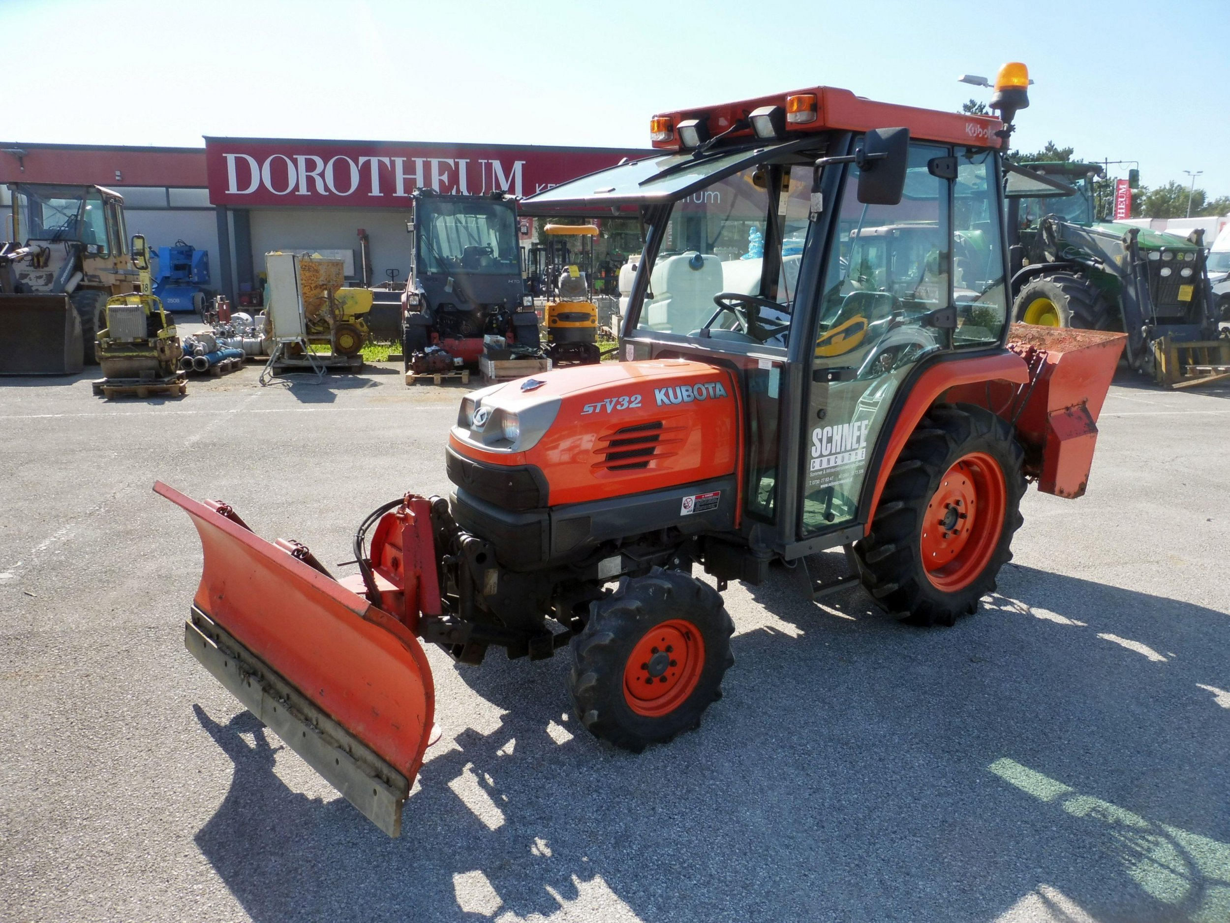 zugmaschine-kubota-stv32-mit-frontschneepflug-und-anbaustreuer-7358947.jpg