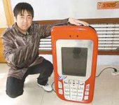 Worlds-largest-cell-phone.jpg