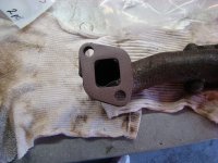 New exhaust gasket on manifold.jpg
