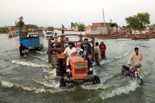 pakistan-flooding-tractor-water_25086_600x450.jpg