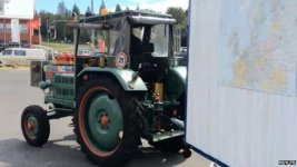 _76207760_tractor3.jpg