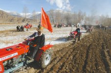 14-gt_red_flag_on_tractor-300x199.jpg