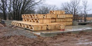 633577-Trusses in Garage (855 x 642).jpg