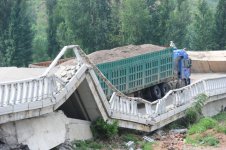 overloaded_truck_causes_bridge_collapse_in_china_640_05.jpg