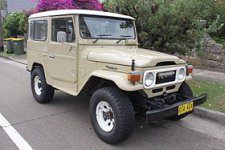 1980_Toyota_Land_Cruiser_(FJ40)_hardtop.jpg