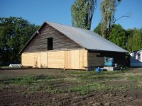 696762-BarnS_Ecloseddoorsa.jpg