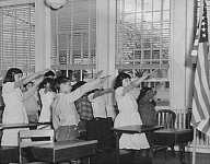 Students_pledging_allegiance_to_the_American_flag_with_the_Bellamy_salute.jpg