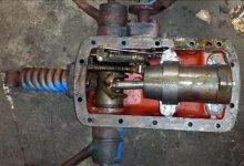 8N top cover removed, showing piston-cylinder and linkage.jpg